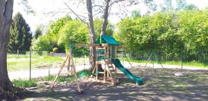 Ο χώρος παιχνιδιού για παιδιά στο Karwia-Karwieńskie Błota domek przy plaży