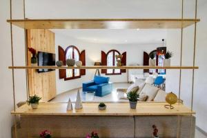 una sala de estar con estanterías de madera y muebles azules en Villa Carlos en Vinarós