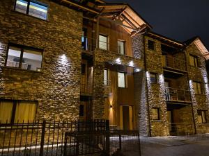 un edificio con un banco delante de él por la noche en Departamento Andes Drury - Deptosxlosandes, en San Martín de los Andes