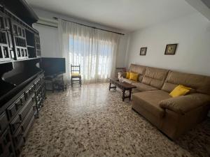 sala de estar con sofá y mesa en Apartamentos Lalola, en Cabezuela del Valle