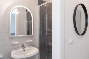 La salle de bains est pourvue d'un lavabo et d'un miroir. dans l'établissement Appartamento Vert, à Diano Marina