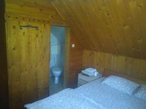 Uma cama ou camas num quarto em Apartmani Gnezdo