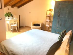 1 dormitorio con 1 cama y puerta azul en Casa D'ARTE en Catania
