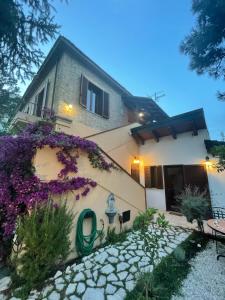佩斯卡拉Casa Drema - Villa al mare con terrazza的花朵花房的一侧