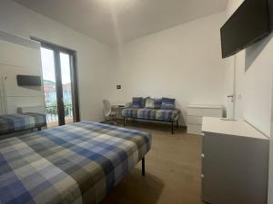 a hotel room with two beds and a window at Casa Drema - Villa al mare con terrazza in Pescara