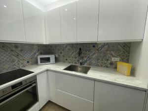 Casa Drema - Villa al mare con terrazza的厨房或小厨房