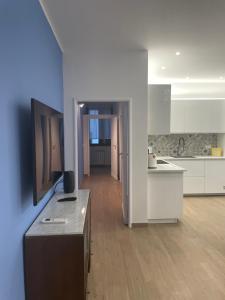 Casa Drema - Villa al mare con terrazza的厨房或小厨房
