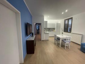 Casa Drema - Villa al mare con terrazza的厨房或小厨房