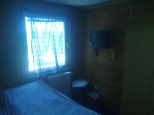 Uma cama ou camas num quarto em Apartmani Gnezdo