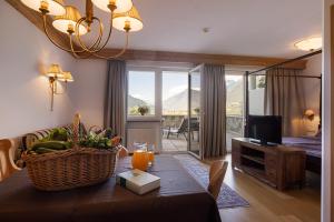 Televízia a/alebo spoločenská miestnosť v ubytovaní Hotel Finkennest - Panoramic Garden Resort