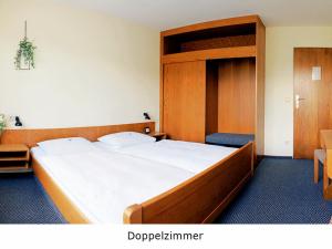 Giường trong phòng chung tại Hotel Keinath Stuttgart