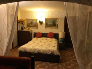 A bed or beds in a room at Casa Vacanze Neri Még 10 kép