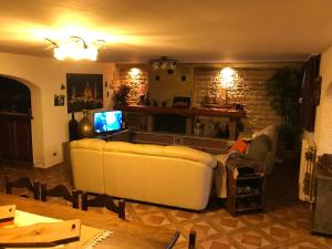 A television and/or entertainment centre at Casa Vacanze Neri