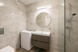 A bathroom at Prestige Apartament Mazowiecka Park