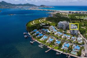 eine Luftansicht des Resorts und des Wassers in der Unterkunft Serenity Penthouse - The Pinnacle of Luxury in Maho Reef