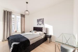 A bed or beds in a room at Prestige Apartament Mazowiecka Park