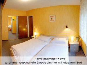 Giường trong phòng chung tại Hotel Keinath Stuttgart