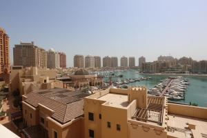 uma vista para uma cidade com edifícios e um porto em Alken Studio - Amazing Superior Studio with Marvellous Marina View in the Pearl, Doha em Doha