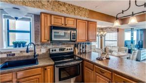 Kuchyň nebo kuchyňský kout v ubytování Compass Point Unit 610