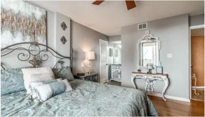 Postel nebo postele na pokoji v ubytování Compass Point Unit 610