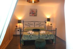 una camera con un letto di Al Fortino Normanno a Castelmezzano