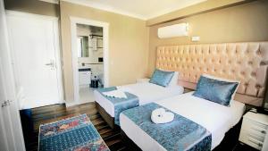 Postel nebo postele na pokoji v ubytování Cape Palace Hotel