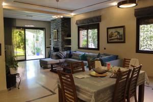 sala de estar con sofá azul y mesa en Magnifique villa avec piscine pour famille uniquement en Marrakech