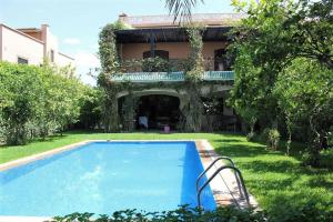 The swimming pool at or close to Magnifique villa avec piscine pour famille uniquement