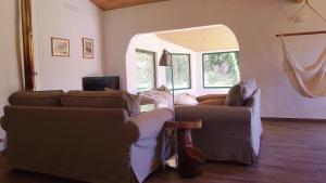 - un salon avec un canapé et une table dans l'établissement Casa da Mata, à Praia de Mira