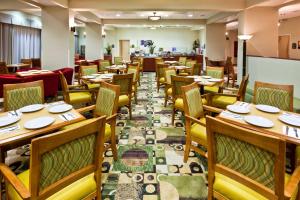 Restoran või mõni muu söögikoht majutusasutuses Holiday Inn Express & Suites Monterrey Aeropuerto, an IHG Hotel