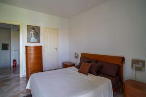 1 dormitorio con 1 cama grande y cabecero de madera en Free parking-Animal Friendly- Rainbow MagicLand, en Lariano