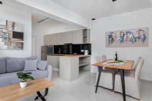 un soggiorno con un divano e un tavolo di Holiday Home Quadro Rabac a Rabac