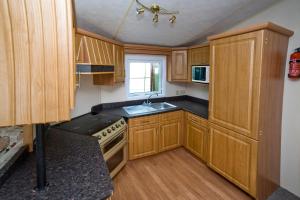 Η κουζίνα ή μικρή κουζίνα στο Karwia-Karwieńskie Błota domek przy plaży