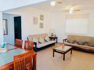 Area soggiorno di Hermosa casa Tuxpan con Aire Acondicionado 2BED 1BATH