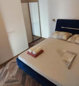 - un lit avec 2 serviettes et un miroir dans l'établissement Apartman Bartol, à Skradin