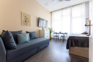 ein Wohnzimmer mit einem Sofa und einem Tisch in der Unterkunft Beautiful View Duna Apartment in Budapest