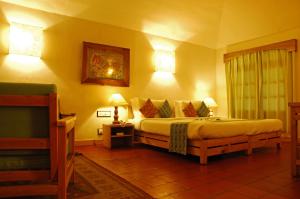 Postel nebo postele na pokoji v ubytování Spice Village Thekkady - A CGH Earth Experience