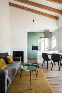 een woonkamer met een bank en een tafel bij Casa Monte dos Entrudos in Almancil