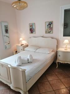 1 dormitorio con 1 cama blanca grande y 2 mesas en Olive Tree House I, 