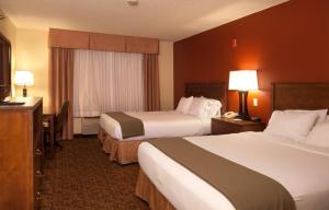 Habitación de hotel con 2 camas y 2 lámparas en Holiday Inn Express - Canyon, an IHG Hotel en Canyon