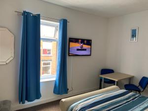 A television and/or entertainment centre at Starlight Self Service Accommodation