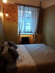 Classic 2-room apartment in old town Riga tesisinde bir odada yatak veya yataklar
