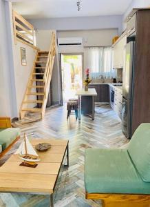 Posedenie v ubytovaní Neriides, Seaside renovated apartment with terrace near airport