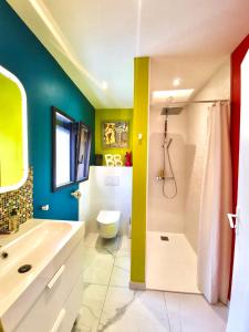 Kúpeľňa v ubytovaní La Maison Pop Appartement meublé indépendant avec jardin
