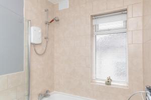 a bathroom with a shower and a bath tub at Leeds city centre spacious house free parking and Wi-Fi in Leeds