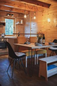 Un comedor con una mesa y sillas en una cocina. en Holiday home Aster, en Žabljak 46 fotos más