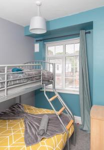 Bunk bed o mga bunk bed sa kuwarto sa Leeds city centre spacious house free parking and Wi-Fi