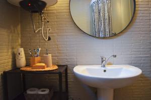 ein Bad mit einem Waschbecken und einem Spiegel in der Unterkunft Holiday home Aster in Žabljak