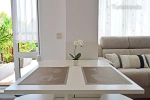 a white coffee table in a living room with a couch at Viento Norte - Amplia terraza y chill out para quienes buscan descanso y calidez in San Vicente de la Barquera
