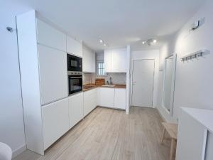 Kuchyňa alebo kuchynka v ubytovaní Tarifa Cozy House - Central - Parking - Wifi